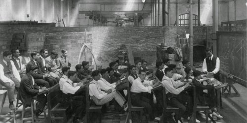 Alumnes a l'Escola del Treball de Barcelona en una classe teòrica de fusteria